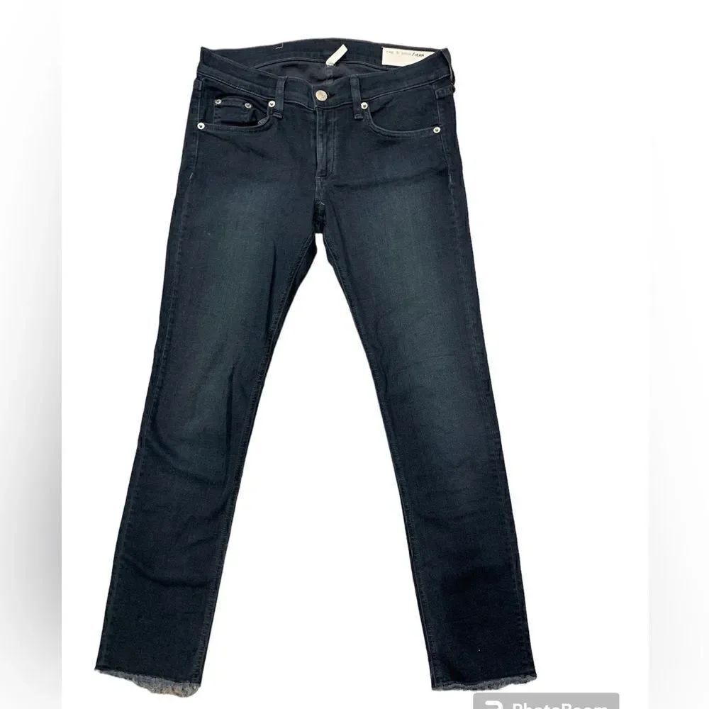 Rag & Bone Capri denim jeans. Size: 27.  Raw edge at the bottom.